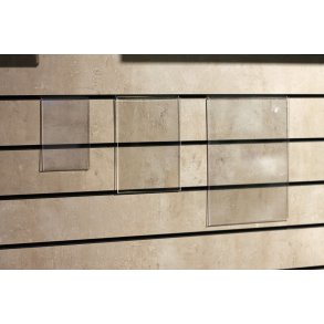 Akryl skilteholder til rillepanel